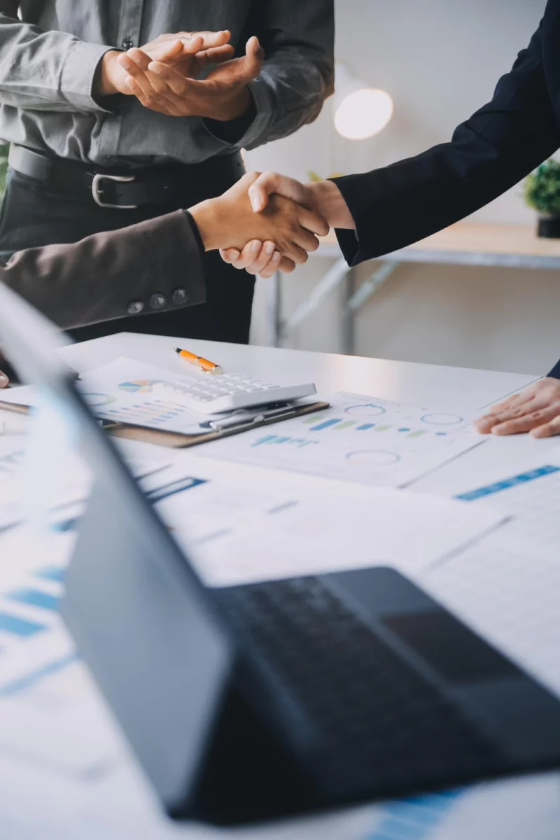 Jak oszczędzać skutecznie bez wyrzeczeń: 7 prostych zasad (automatyczne przelewy, budżet 50/30/20) + przykładowy plan na 30 dni